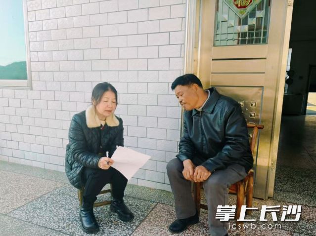 工作人员走遍街巷,敲开一户户居民的家门。 长沙晚报通讯员 唐骁龙供图 工作人员走遍街巷,敲开一户户居民的家门。 长沙晚报通讯员 唐骁龙供图