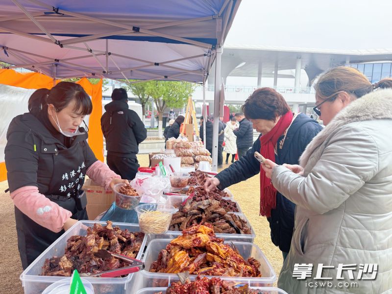 逛集市购年货。