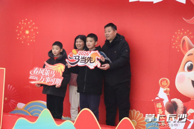 市民开心拍照打卡。