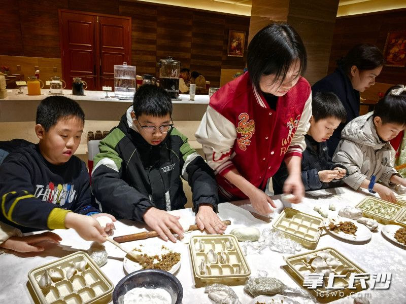 大家分工协作包团圆水饺。