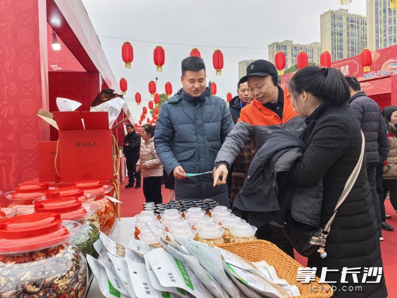 市民游客开心挑选各色农特产品。