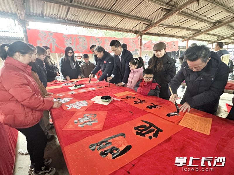 2月7日,“欢欢喜喜过大年”2026年雨花区“我们的节日•春节”主题活动暨雨花区新时代新春联“百千万”艺术工程活动在跳马镇石燕铺赶集点举行。 均为 通讯员 高兴 摄 2月7日,“欢欢喜喜过大年”2026年雨花区“我们的节日•春节”主题活动暨雨花区新时代新春联“百千万”艺术工程活动在跳马镇石燕铺赶集点举行。 均为 通讯员 高兴 摄