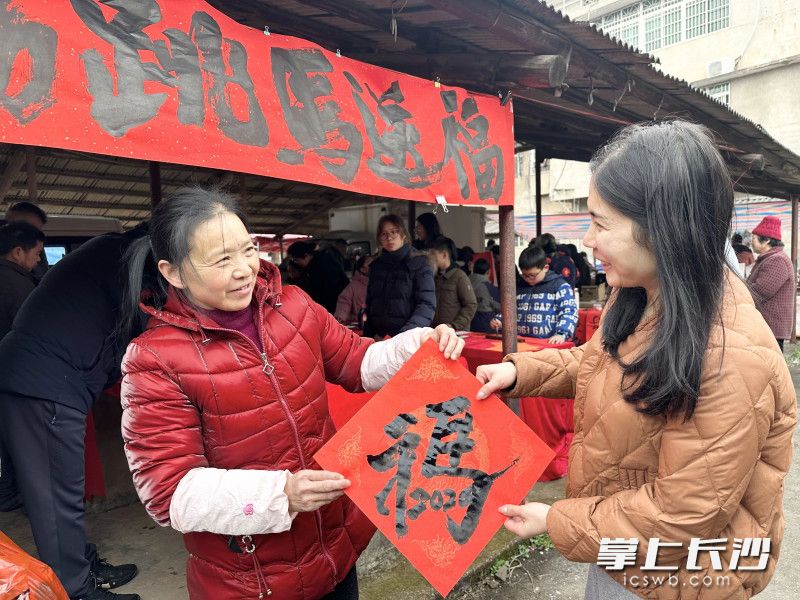 书法家把马年生肖特色和2026艺术字样巧妙融入创作,这个福字寓意“福运伴马行”。 书法家把马年生肖特色和2026艺术字样巧妙融入创作,这个福字寓意“福运伴马行”。