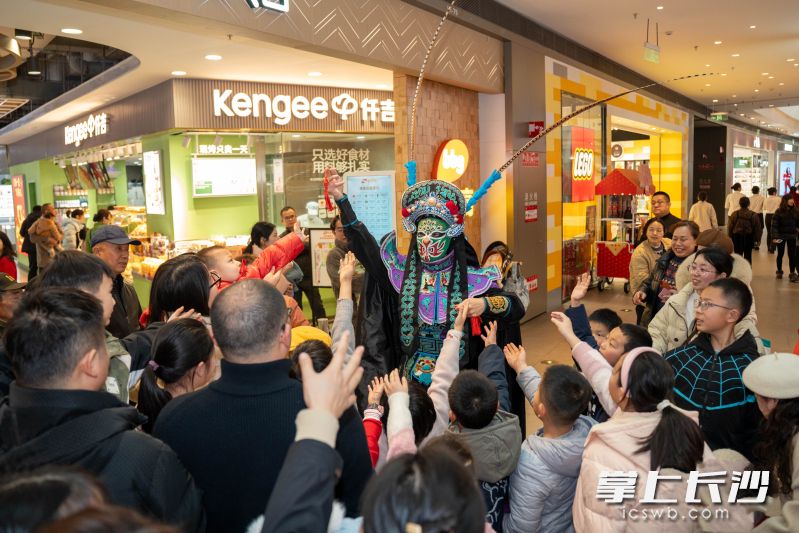 湘剧变脸快闪表演。