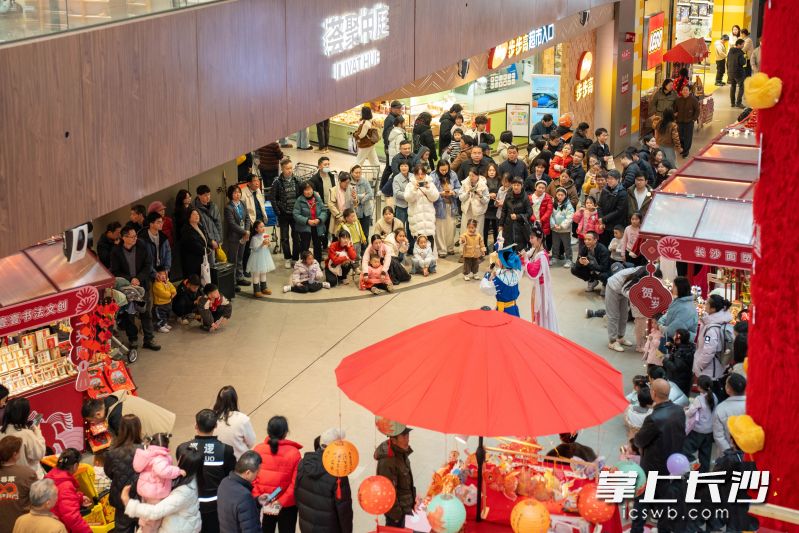 2月7日，长沙非遗长沙荟聚传承实践基地“马上有喜市”新春市集在长沙荟聚主中庭举行。均为长沙非遗馆供图