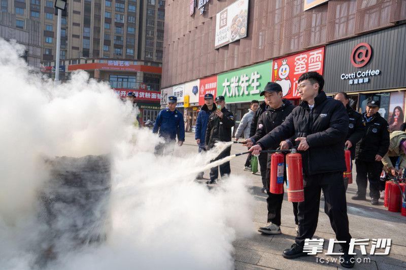 市民在练习灭火。 实习生 唐果 摄