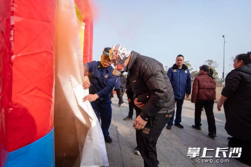 市民走进充气式逃生屋体验火灾中逃生。 长沙晚报通讯员 张佳欣 摄