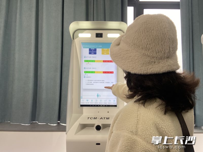 参观者体验“智慧中医+云药房”运营。长沙晚报全媒体记者 周斌摄 参观者体验“智慧中医+云药房”运营。长沙晚报全媒体记者 周斌摄