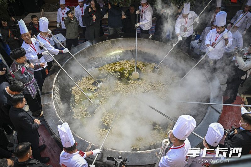在湘菜大师张竣生的指导下，复刻版世界上最大的一锅杀猪菜在洲上开炒。