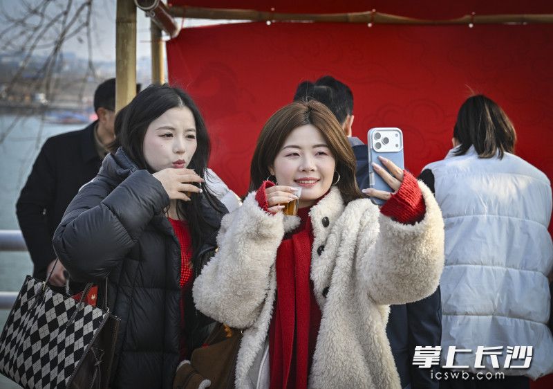 游客在兴马洲自拍留念。