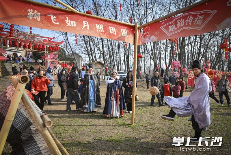 童年游戏区里，丢沙包、套圈、滚铁环、蹴鞠等经典游戏轮番上演，欢声笑语此起彼伏。