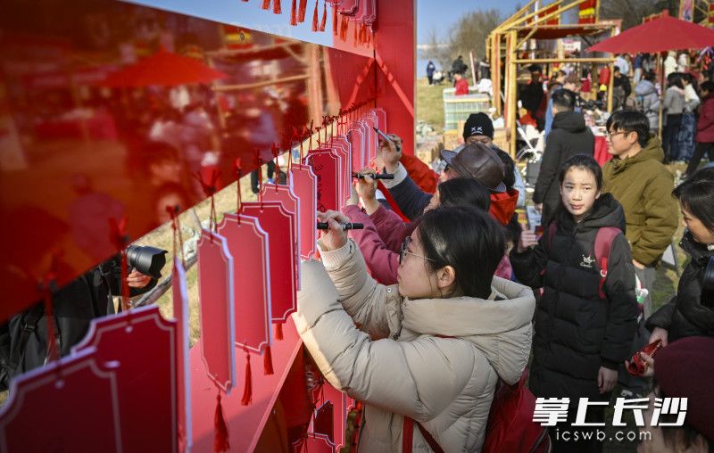 许愿墙上，游客写下新年愿望。