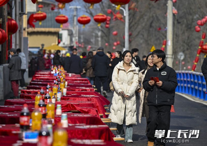 来到兴马洲游玩的游客。