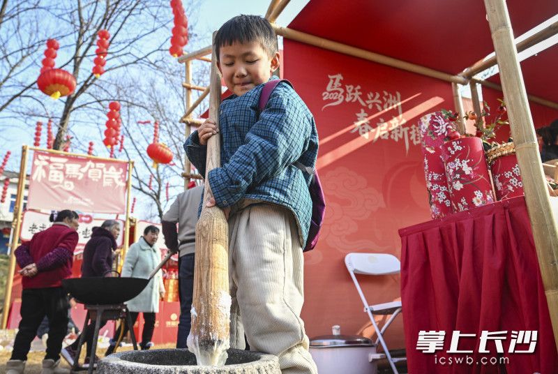 孩子体验打年糕。