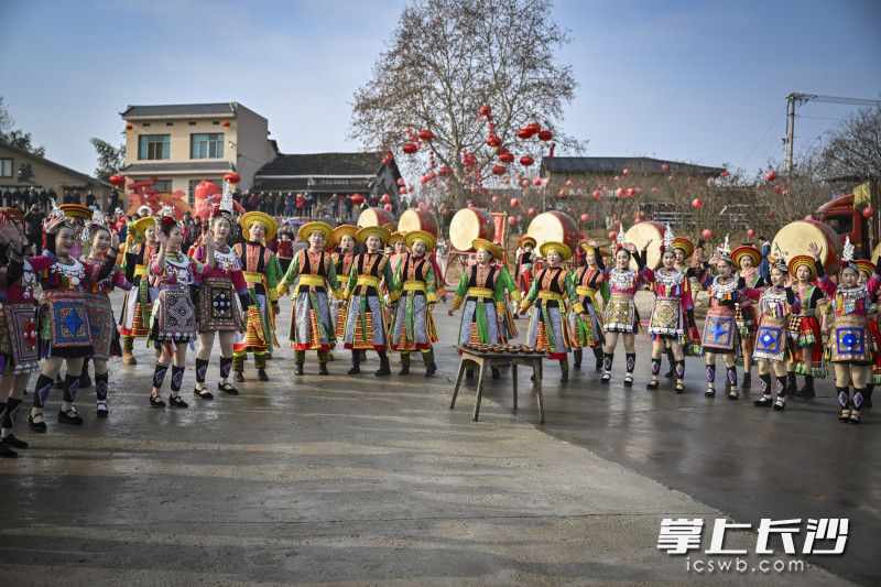 兴马洲上载歌载舞欢迎游客。