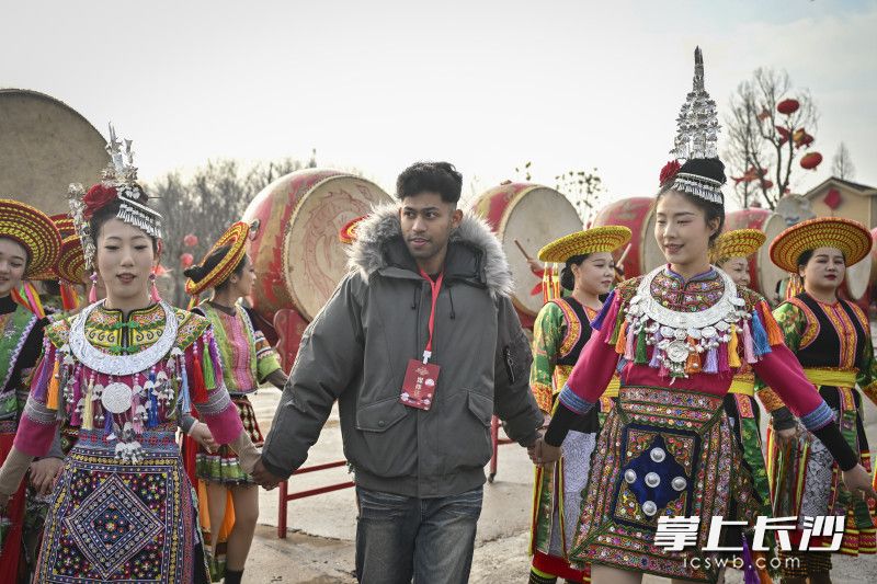 载歌载舞欢迎游客。