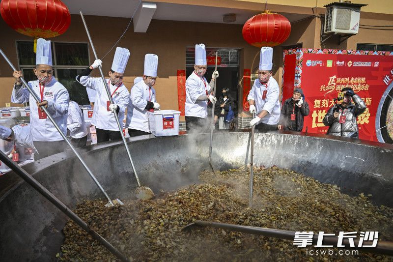 杀猪菜制作中。