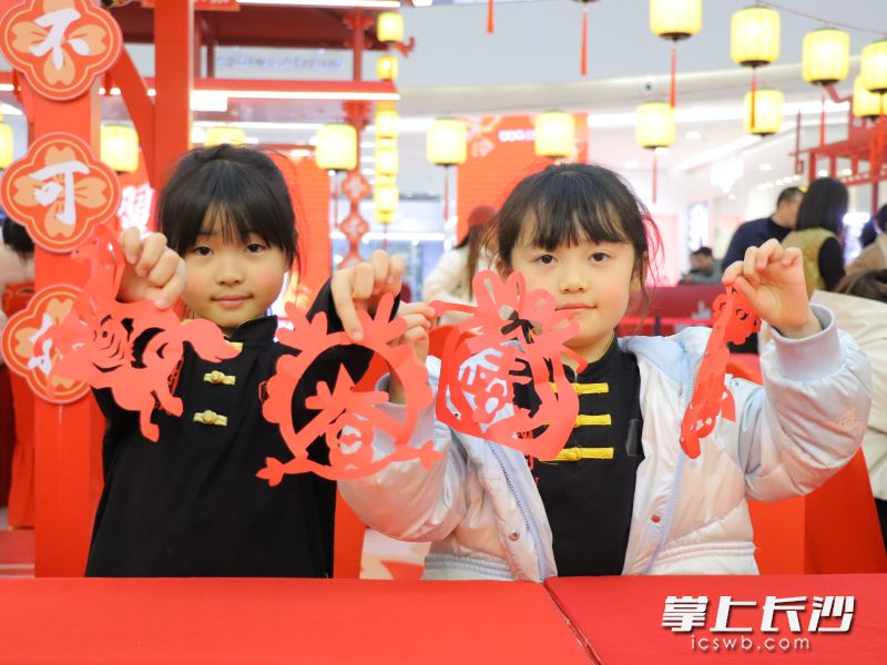 步步高梅溪新天地万人非遗剪纸活动吸引众多市民。通讯员 傅斯威 供图 步步高梅溪新天地万人非遗剪纸活动吸引众多市民。通讯员 傅斯威 供图