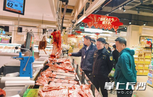 在超市,检查组聚焦米面粮油、腊味、预制菜等热销品,核对生产日期、保质期及标签信息。长沙晚报通讯员 彭双艳供图 在超市,检查组聚焦米面粮油、腊味、预制菜等热销品,核对生产日期、保质期及标签信息。长沙晚报通讯员 彭双艳供图