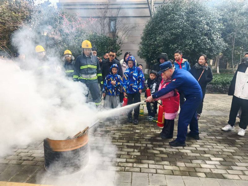 消防宣传员教市民灭火。 长沙晚报通讯员 叶枫 摄