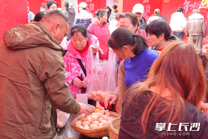 市民游客选购农产品。