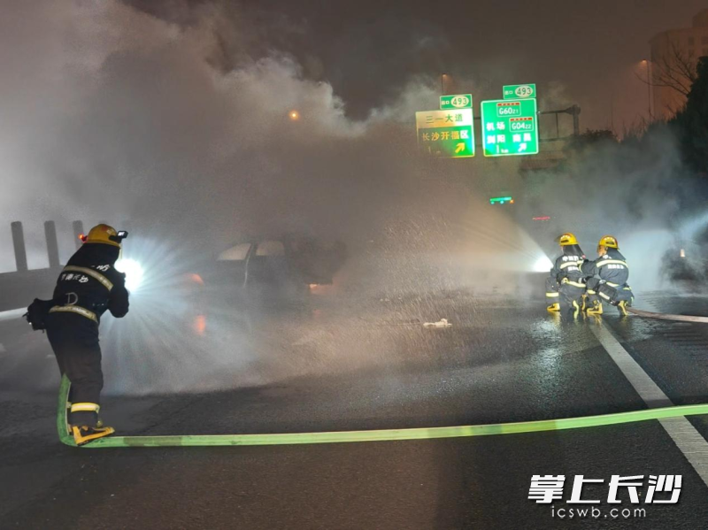 消防员正在灭火。 均为长沙晚报通讯员 段志伟 摄 消防员正在灭火。 均为长沙晚报通讯员 段志伟 摄