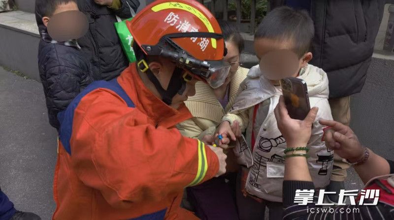 消防员正在进行救援。 长沙晚报通讯员 徐秋华 摄