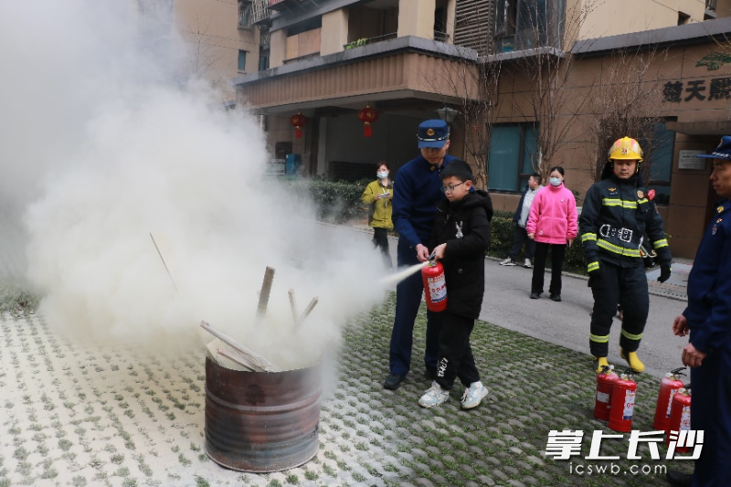消防员教授市民灭火。 长沙晚报通讯员 宁倩 摄