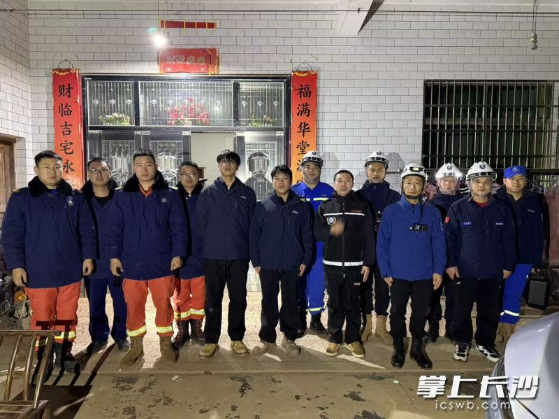 寒夜集结，只为成功搜寻走失八旬老人。 均为受访者供图