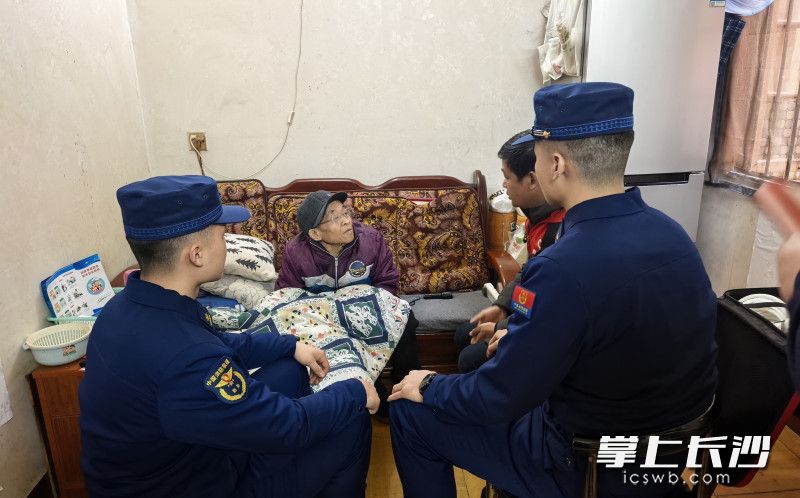 消防员上门一对一开展服务。 长沙晚报通讯员 杨慧 摄