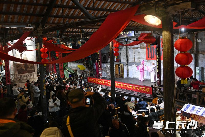 2月9日下午，“欢欢喜喜过大年——芙蓉区演艺新空间新春文旅展演”在芙蓉区东茅街茶馆举行。 均为长沙晚报全媒体记者王志伟摄