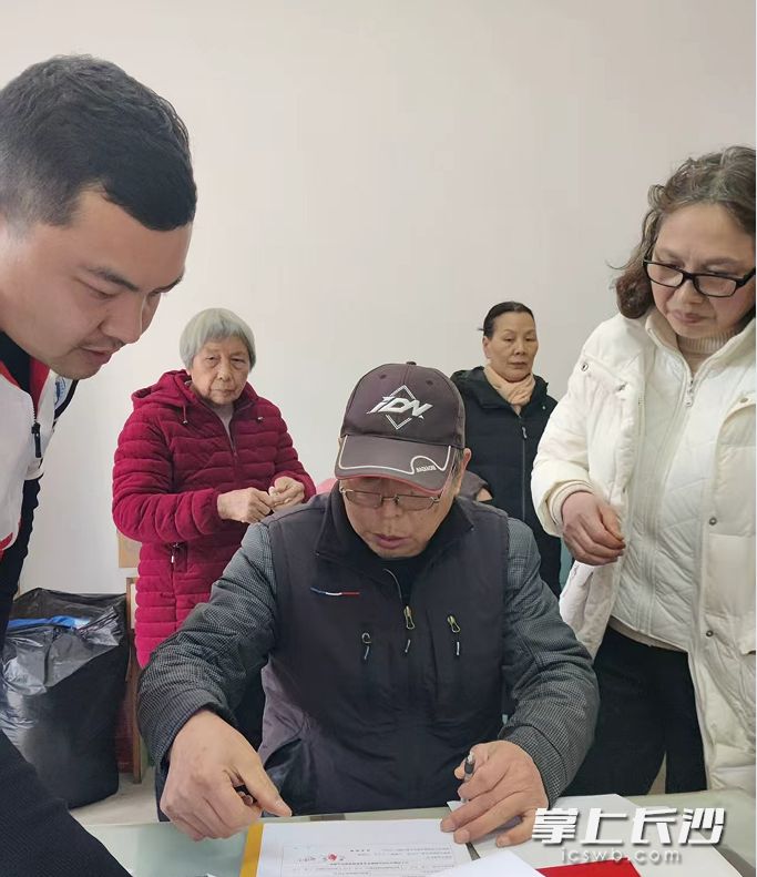 刘期德的家属在捐献确认表上签字。 长沙晚报通讯员 杨丽红 潘爱华 供图