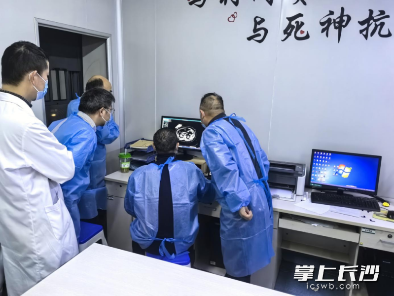 湘雅医院用20分钟组建多学科应急专家团队星夜驰援，历经4小时生死鏖战，成功挽救患者生命。长沙晚报通讯员 钟平 黄洁 摄