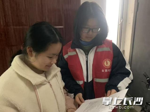 工作人员入户发放宣传手册、普及安全知识。