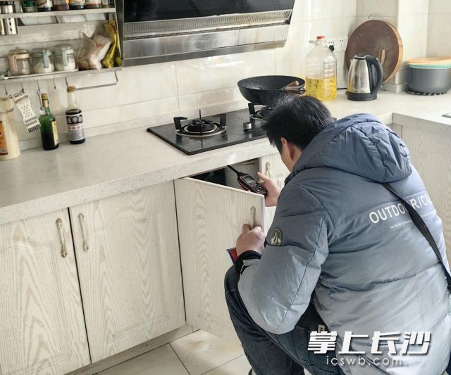 工作人员携带专业检测设备上门排查隐患。