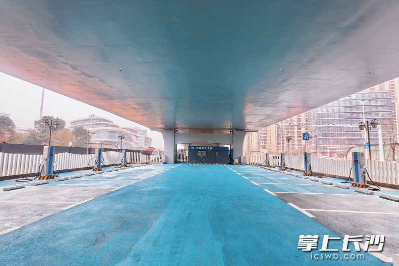 该充电站选址于潇湘北路月亮岛节点的桥下闲置空间。