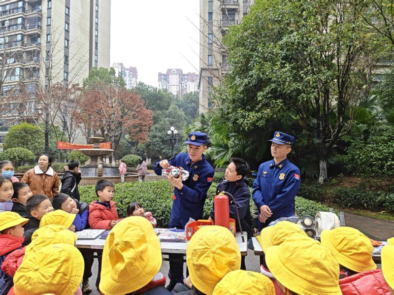 消防员为居民和孩子们讲解消防面罩的使用注意事项。通讯员供图