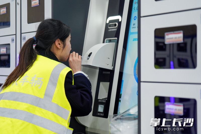 派班室内，智能检测设备有序运转，米佳茜子依次完成仪容核验、酒精检测，随后在出勤台账上签下自己的名字。均为全媒体记者冯启阳摄