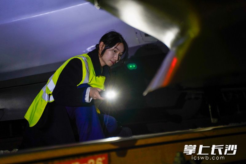 米佳茜子正在检查车底。