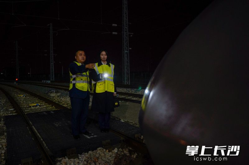 随后，米佳茜子跟随值班队长陈锐前往存车场，手持手电俯身排查，牵引电机、转向架、轮对等每一个部件，都仔细查看、详细记录。