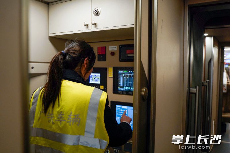 对每一个部件，都仔细查看、详细记录。