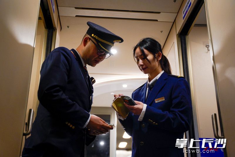 与值乘列车长核对车辆信息。