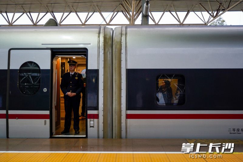 间隙时，谈及家人，她眼底泛起柔软：“确实很想回家陪爸妈吃年夜饭，但我不回家，是为了让更多人能平安回家，我晚点回去和家人团聚是一样的。”