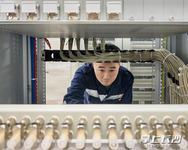 作业人员对网络通道进行打环测试。