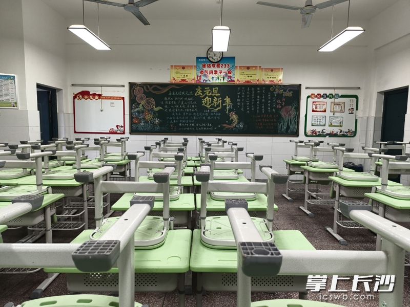 浏阳市永安镇完全小学低年级教室课桌椅焕然一新。均为受访者供图