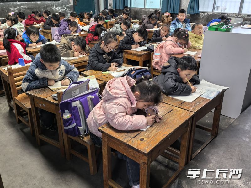 此前的课桌椅不仅“嘎吱作响”，且还只能“佝偻”着写字。