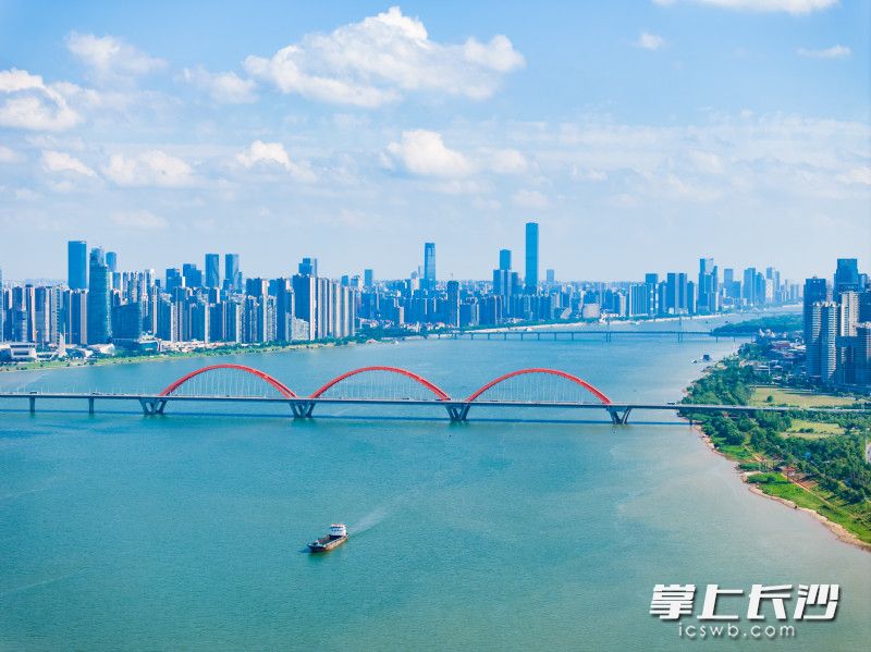 湘江两岸蓝天碧水云卷云舒，美如画卷。邹麟 摄