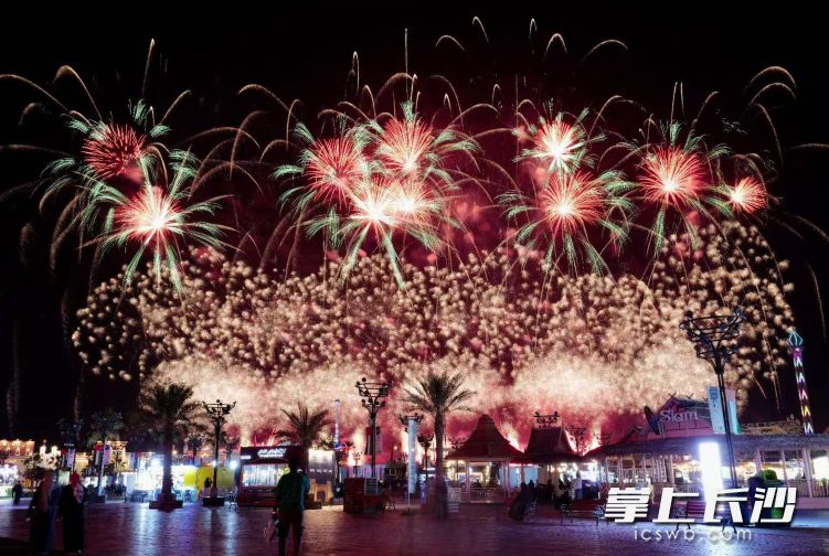 当地时间2月6日晚，浏阳烟花在阿联酋首都阿布扎比夜空绽放。马军 摄