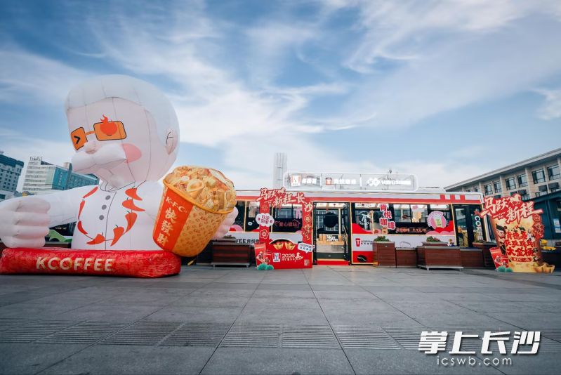 在长沙火车站站前广场，一台身披新春盛装的肯德基公交餐车吸引了不少旅客的目光。 均为通讯员供图