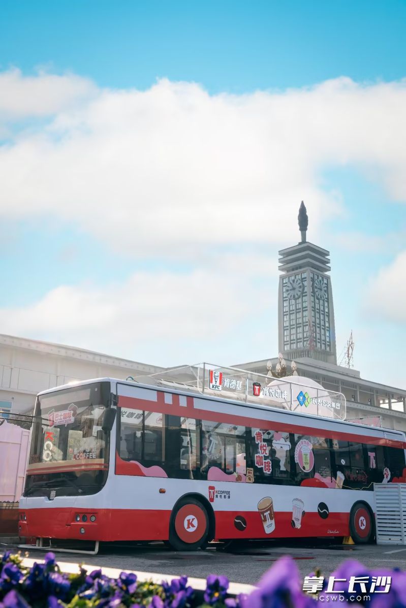 公交餐车集用餐、休憩、打卡于一体。